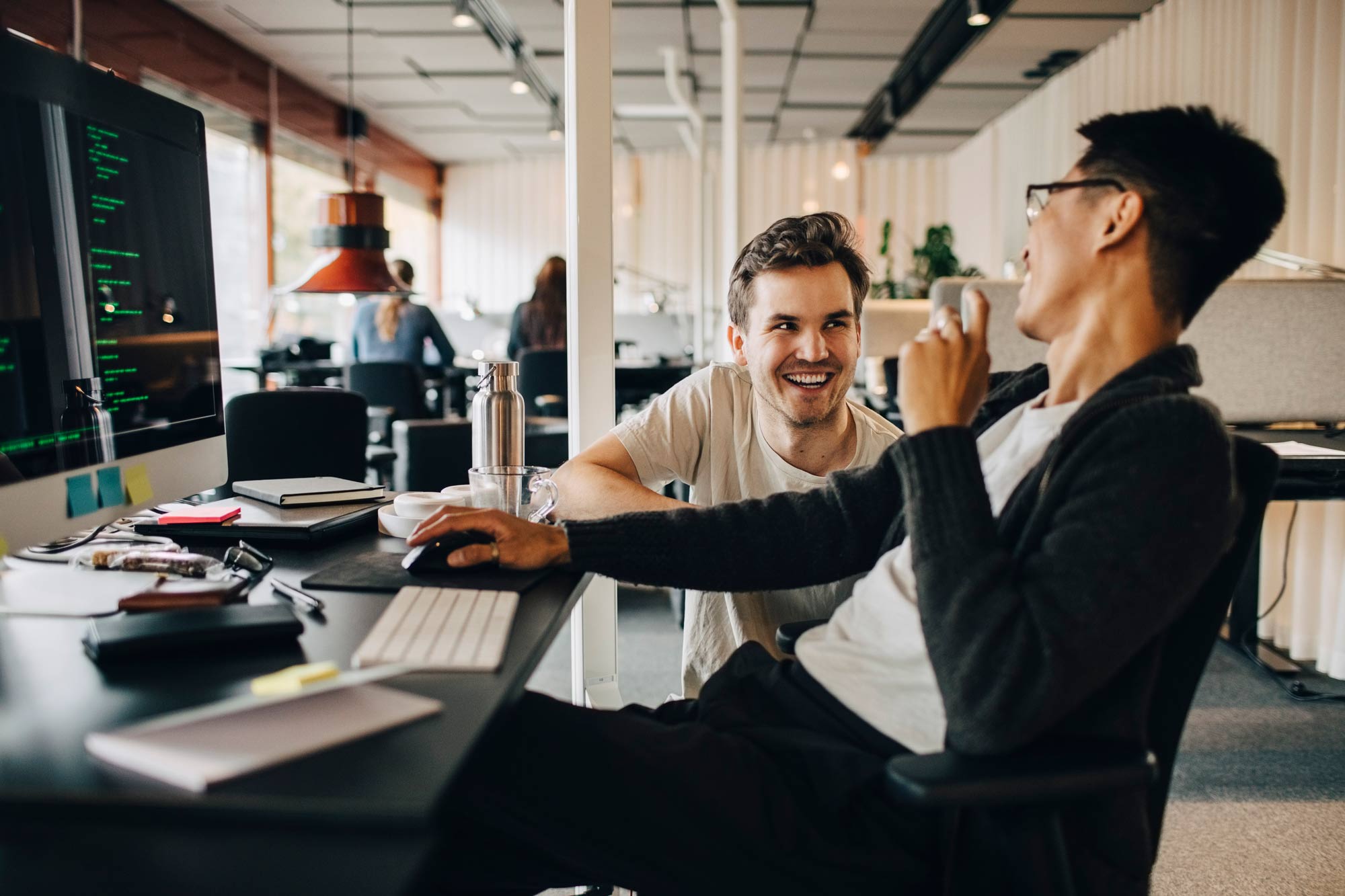Två kollegor sitter och samtalar