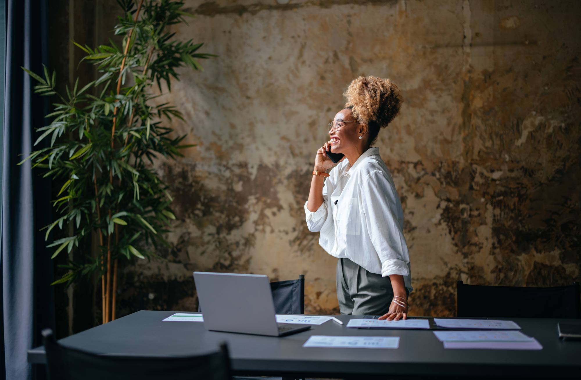En kvinna står upp och talar i telefon